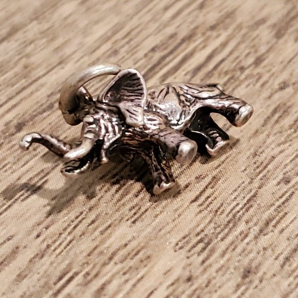 Petite trumpeting elephant charm pendant - Picture 2 of 3